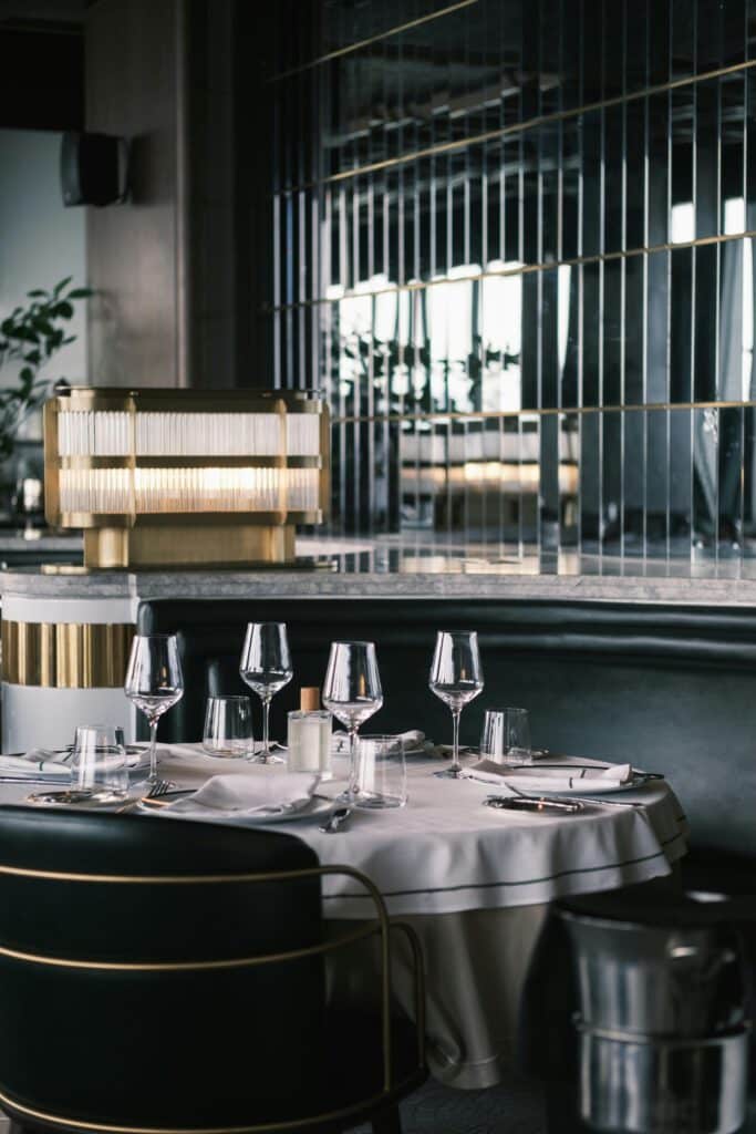 Salle et table dressée du restaurant ARIA.